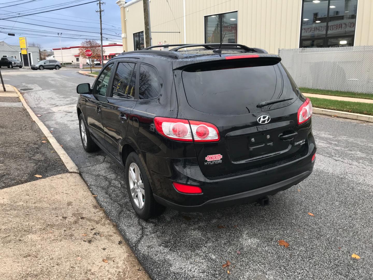 2011 Black /Gray Hyundai Santa Fe (5XYZHDAG2BG) with an 3.5 V6 engine, Automatic transmission, located at 577 Chester Pike, Prospect Park, PA, 19076, (610) 237-1015, 39.886154, -75.302338 - Photo#5